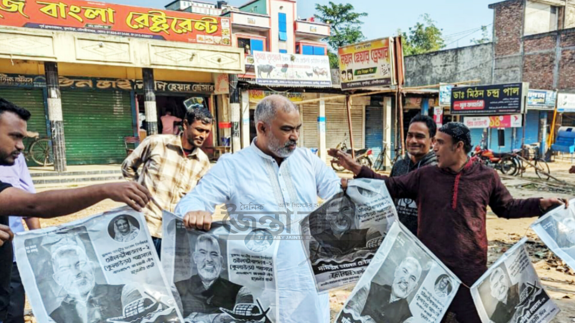 পোস্টার অপসারণে নামলেন নব-নির্বাচিত সংসদ সদস্য নাদেল