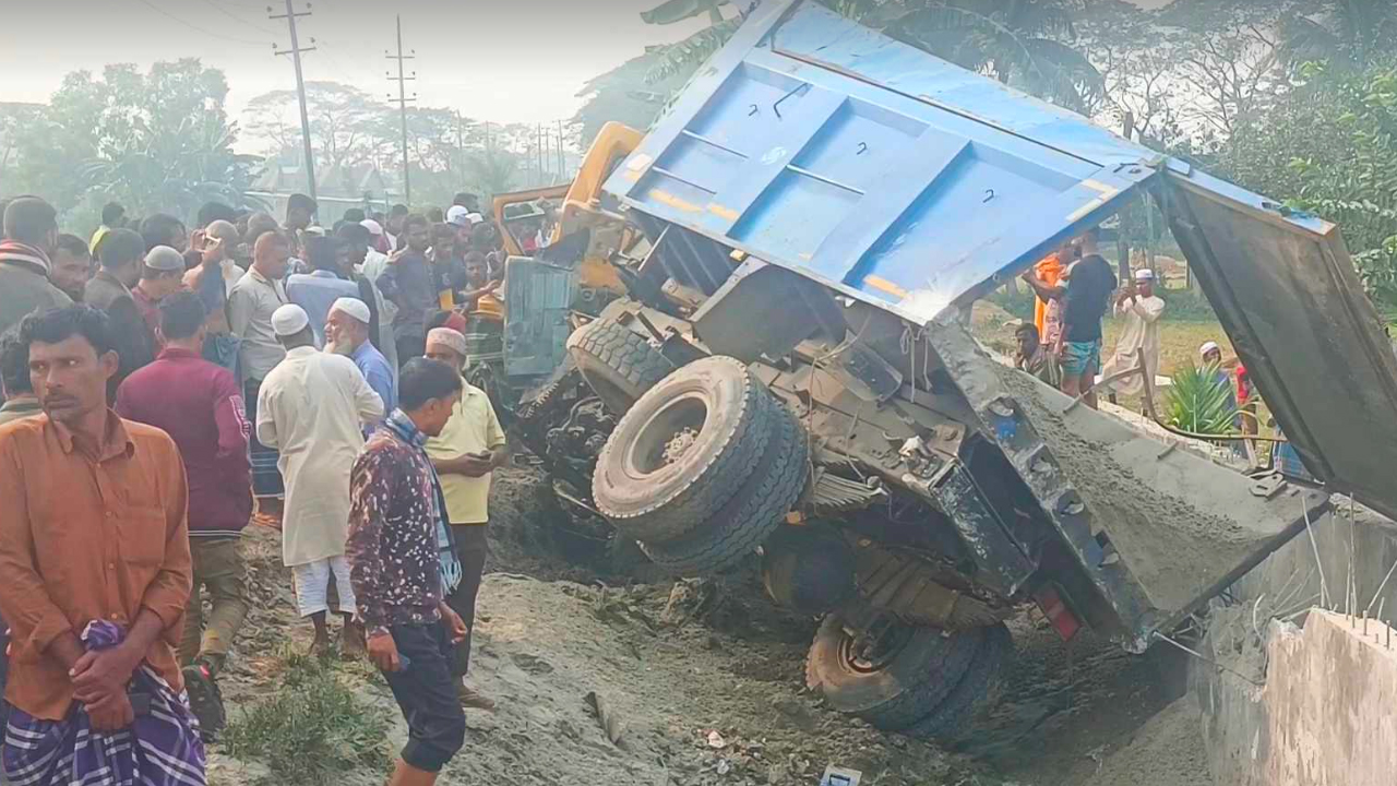 ময়মনসিংহে ট্রাকে ট্রেনের ধাক্কা, নিহত ৩ 