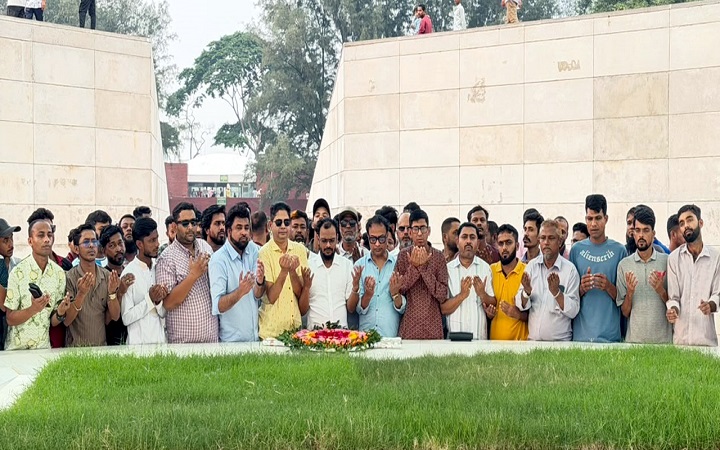 শহীদ জিয়া ও খালেদা জিয়ার মাজারে সিলেট জেলা-মহানগর যুবদলের শ্রদ্ধা