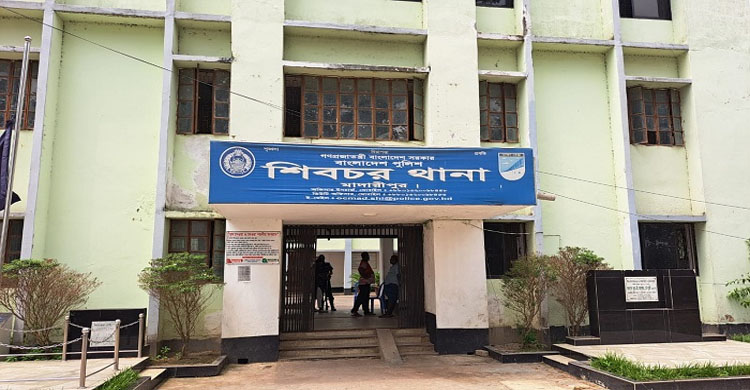 শিবচরে দাঁড়িয়ে থাকা বাসে আরেক বাসের ধাক্কা, নি হ ত ৩