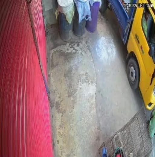 দোকান থেকে তেলের ড্রাম নিয়ে গেল যুবকেরা, থানায় অভিযোগ