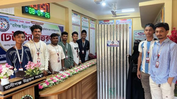 রানীগঞ্জে হতদরিদ্রদের মধ্যে ঢেউটিন প্রদান