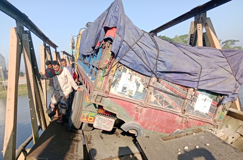 বানিয়াচংয়ে ব্রিজ ভে*ঙে বন্ধ যান চলাচল