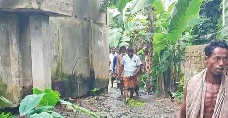 সরকারি রাস্তা দখল করে স্থাপনা নির্মাণ, দুর্ভোগে ৫ শতাধিক শিক্ষার্থী