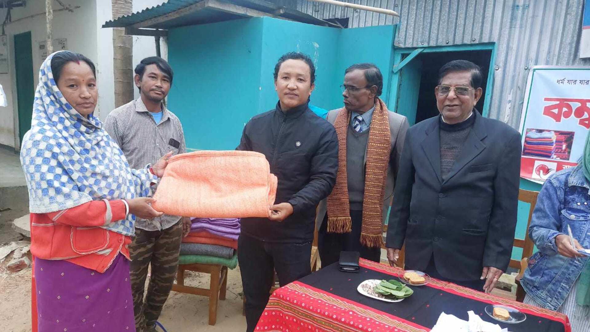 শ্রীমঙ্গলে হিন্দু বৌদ্ধ খ্রিষ্টান ঐক্য পরিষদের উদ্যোগে ত্রিপুরা পল্লীতে শীতবস্ত্র বিতরণ