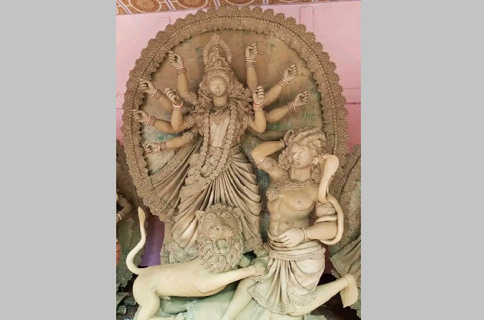 শান্তিগঞ্জে ২৪  মন্ডপে দুর্গোৎসব, প্রতিমা তৈরীতে ব্যস্ত কারিগররা