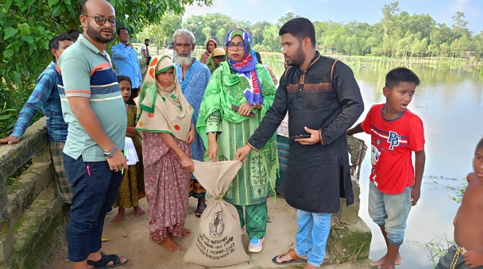 শায়েস্তাগঞ্জে পানিবন্দী মানুষের মাঝে চাল বিতরণ