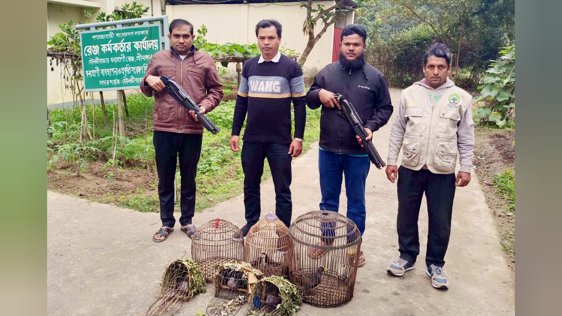 পাখি ধরার সরঞ্জামসহ ৩ প্রজাতির ৫ টি শিকারী পাখি উদ্ধার 