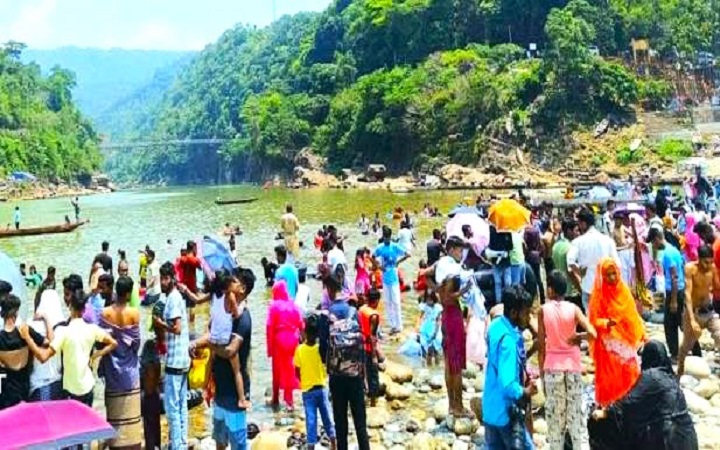 দুর্গাপূজার ছুটিতে জাফলংয়ে পাথর-পাহাড়ের সৌন্দর্যে মুগ্ধ দর্শনার্থীরা