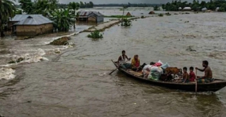 ভারি বৃষ্টির পূর্বাভাসে বাড়ছে বন্যার শঙ্কা, নজরদারিতে ১০ জেলা