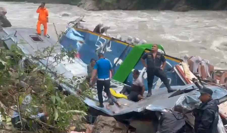 নেপালে যাত্রীবোঝাই বাস নদীতে, নি হ ত ১৪