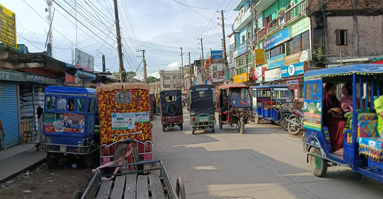 ফুটপাতে দোকান, যত্রতত্র পার্কিংয়ে মহাসড়কে যানজট
