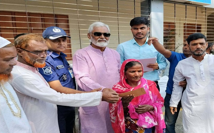 সমাজের বিত্তবানদের অসহায় মানুষের পাশে দাঁড়ানোর আহ্বান এমপি ডা. জীবনের