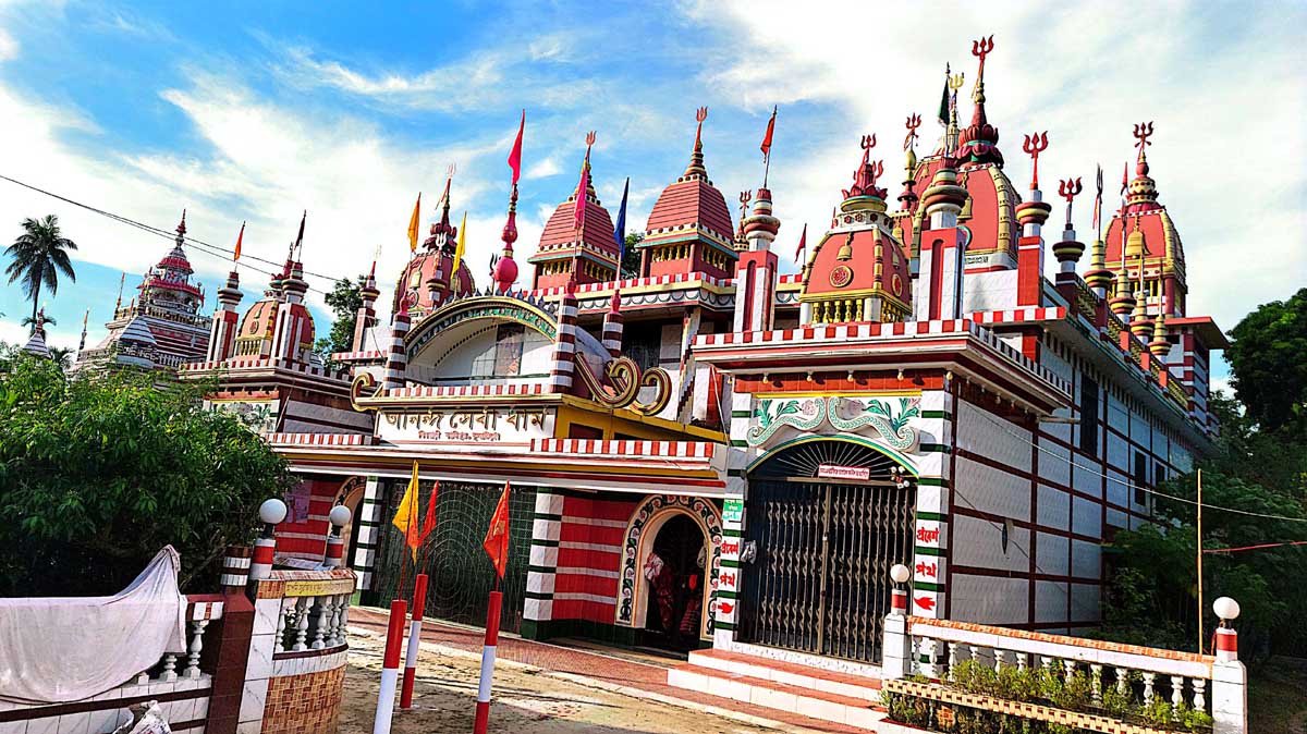 দুর্গোৎসবে মেতেছে ঐতিহ্যবাহী শিববাড়ি মন্দির