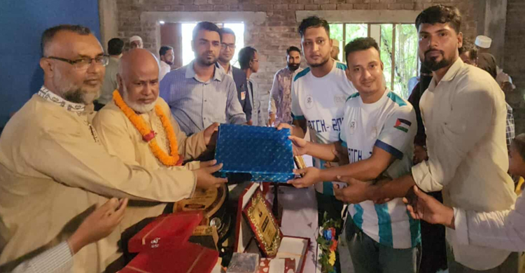 অশ্রুজলে শিক্ষক মো. আব্দুর রব হোসেনের বিদায়ী সংবর্ধনা