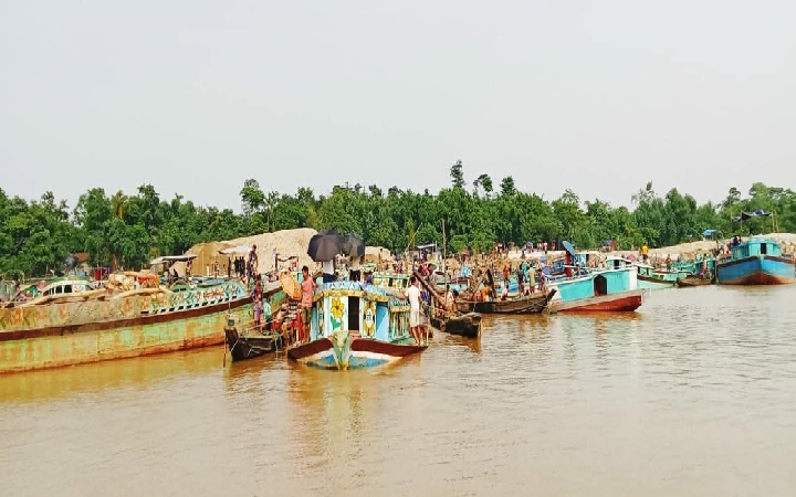 ড্রেজারে বালু উ*ত্তোলন  হু*মকির মুখে চা-বাগান, ফসলি জমি ও বসতবাড়ি