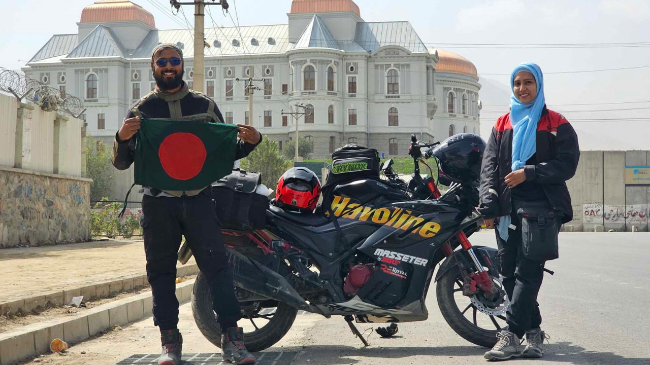 মোটরসাইকেলে চালিয়ে আমিরাতে চট্টগ্রামের দম্পতি