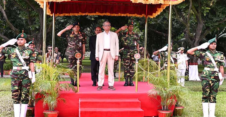 সপরিবারে নতুন রাষ্ট্রপতি মির্জা ফখরুল বঙ্গভবনে