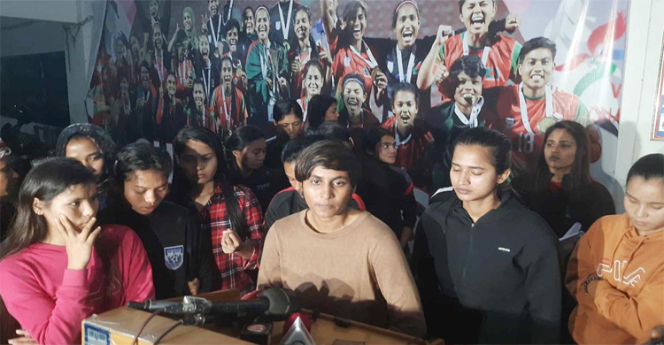 কোচের বি রু দ্ধে বিদ্রোহ : গণ অবসরের হু ম কি সাফজয়ী নারী ফুটবলারদের