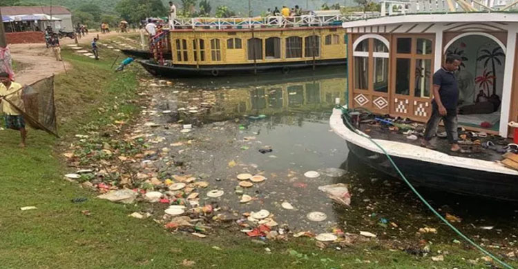 প্লাস্টিক দূষণের কবলে টাঙ্গুয়ার হাওর