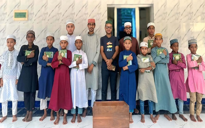 সীরাতুন্নবী সাঃ উপলক্ষে বড়লেখায় পবিত্র কুরআন বিতরণ