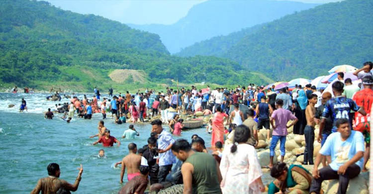 সিলেটের সাদাপাথরে পর্যটক নি খোঁ জ
