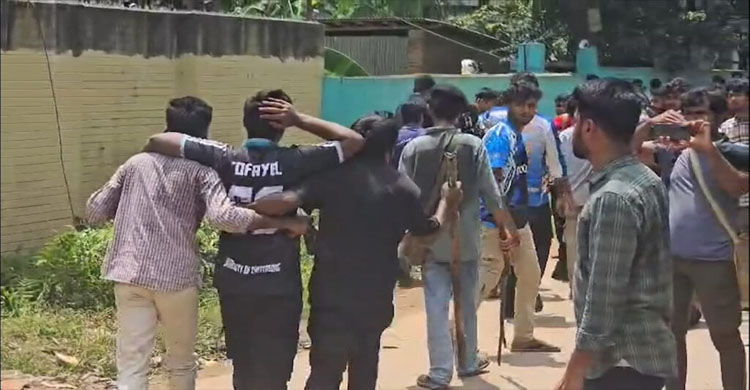 চবি শিক্ষার্থীদের সঙ্গে স্থানীয়দের ফের সং ঘ র্ষ, প্রক্টরসহ আ হ ত কয়েকজন