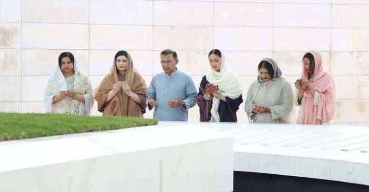 মা-বাবার কবর জিয়ারত করলেন প্রধানমন্ত্রী