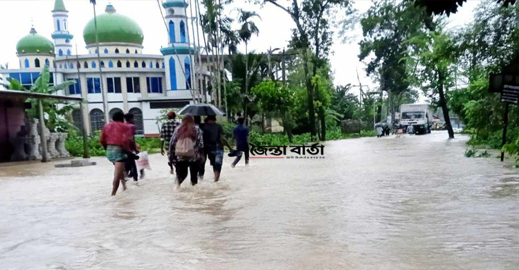 বড়লেখায় দু'দিন ধরে ভারী বৃষ্টিপাত, তলিয়ে গেছে সড়ক 