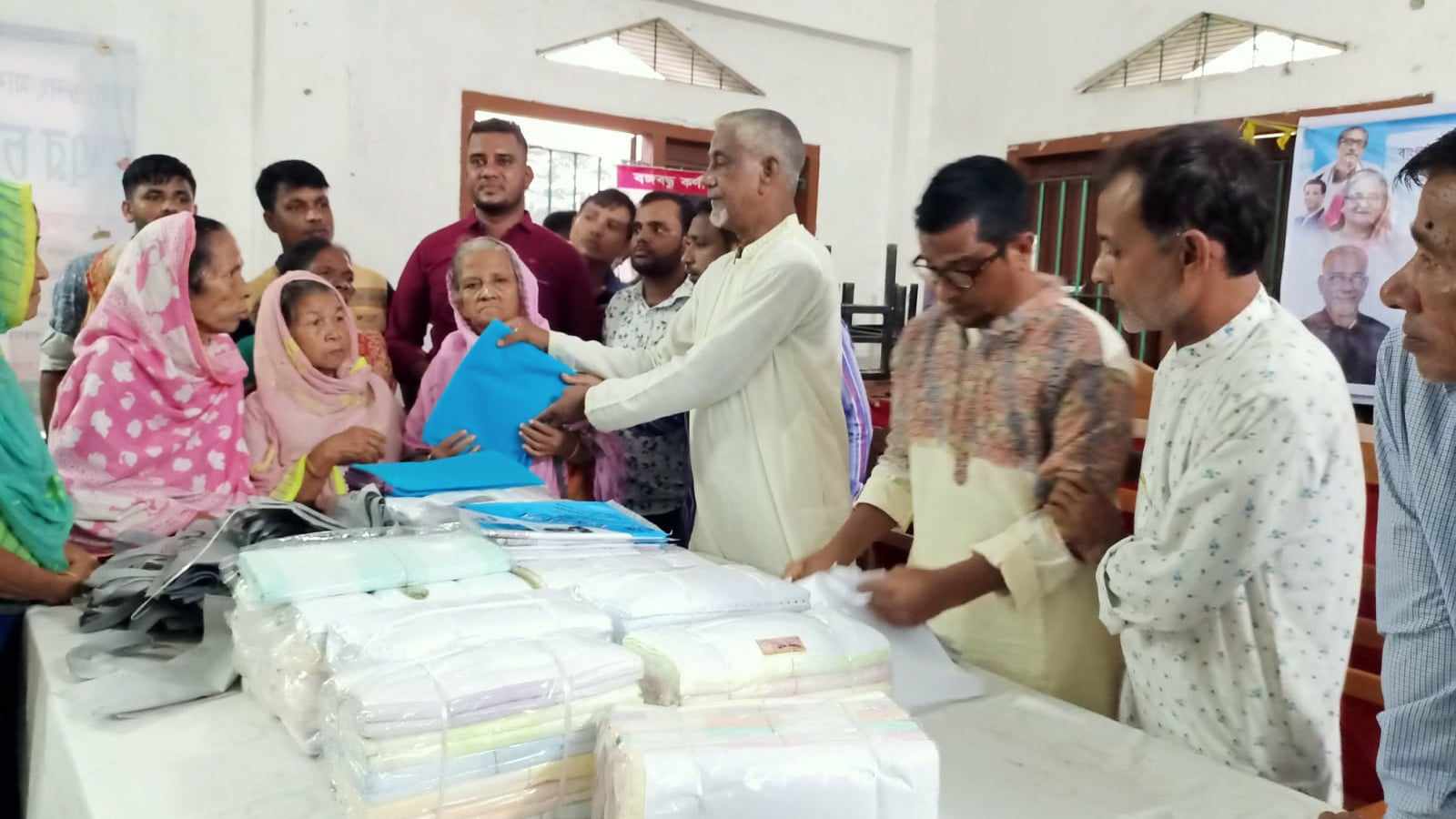 কমলগঞ্জে শারদীয় দু&zwnj;র্গোৎসব উপলক্ষ্যে কমলগঞ্জে বস্ত্র বিতরণ