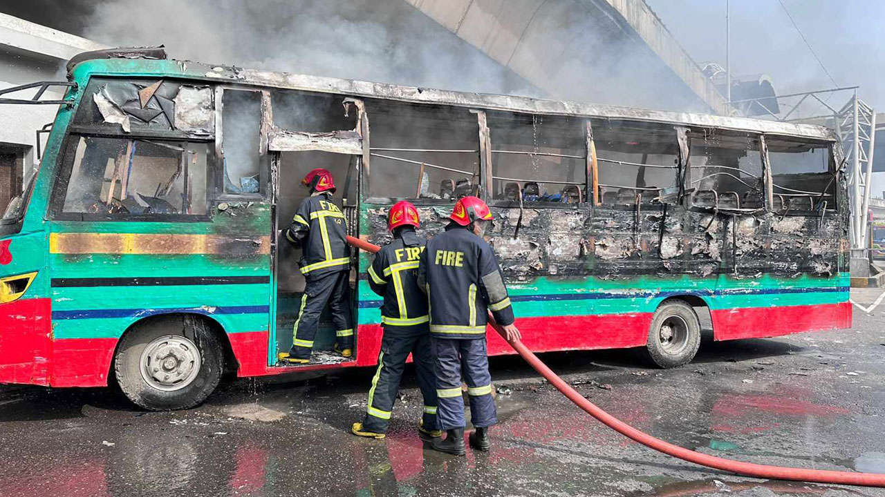 সোয়া ২ ঘণ্টার ব্যবধানে রাজধানীর গুলিস্তানে ফের বাসে আগুন