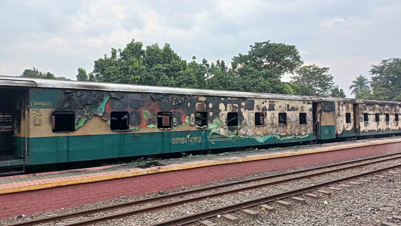 টাঙ্গাইলে দাঁড়িয়ে থাকা কমিউটার ট্রেনে আগুন