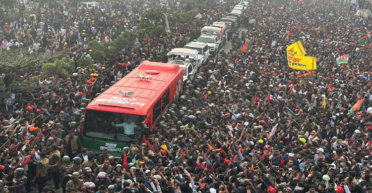 বাসে চড়ে সংবর্ধনা স্থলে যাচ্ছেন তারেক রহমান