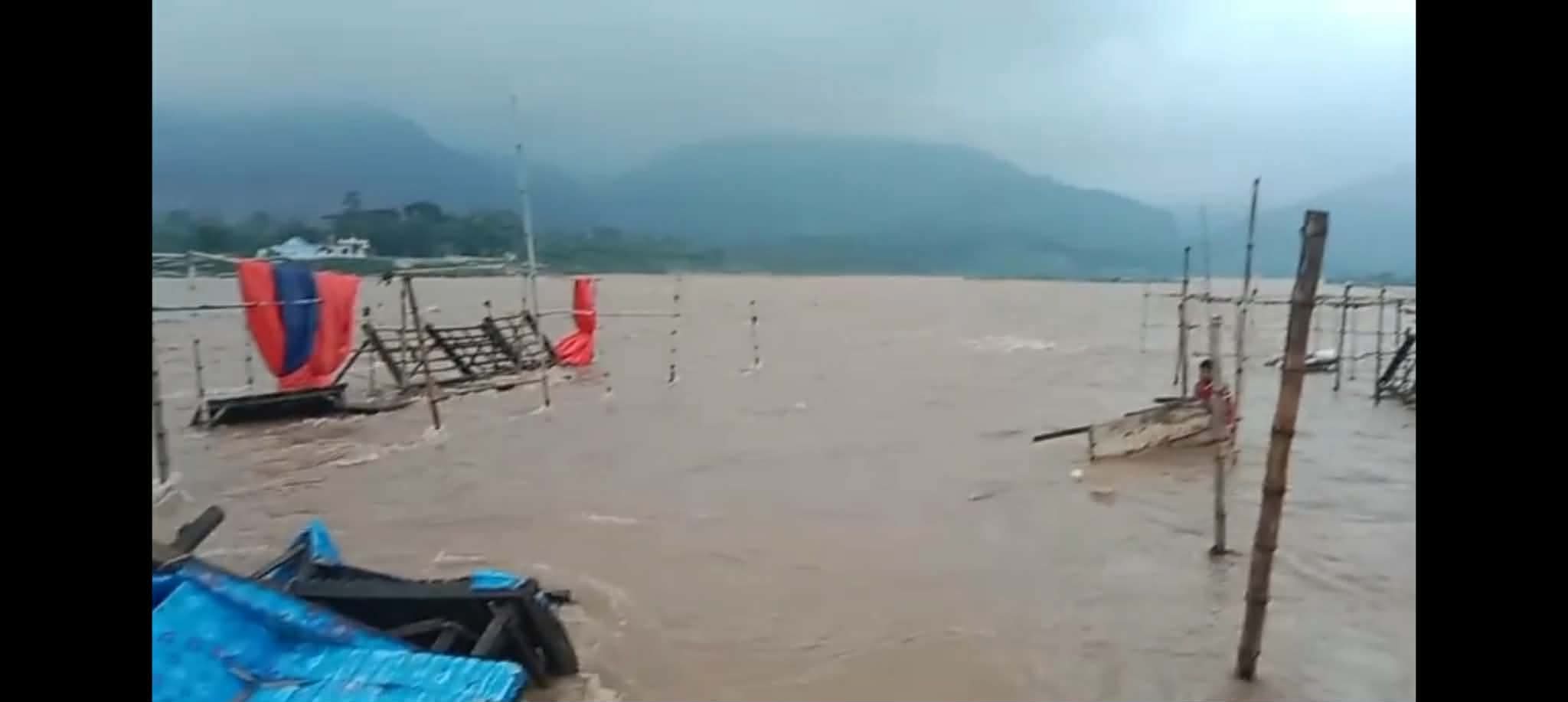 পাহাড়ি ঢলে প্লাবিত সাদাপাথর, ক্ষ'তির আশ'ঙ্কায় ব্যবসায়ীরা
