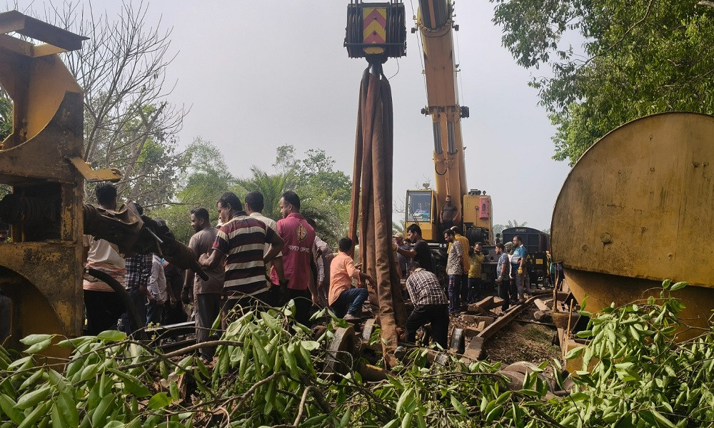 ট্রেন লাইনচ্যুত হয়ে বন্ধ সিলেটের রেল যোগাযোগ