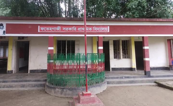 মাধবপুরে বিদ্যালয়ে নেই ওয়াশ ব্লক, দু*র্ভোগে শিক্ষক-শিক্ষার্থীরা