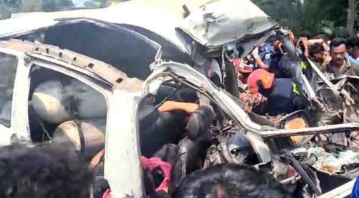 মাইক্রোবাস ও ট্রাকের মুখোমুখি সং*ঘর্ষে নি*হত ৬