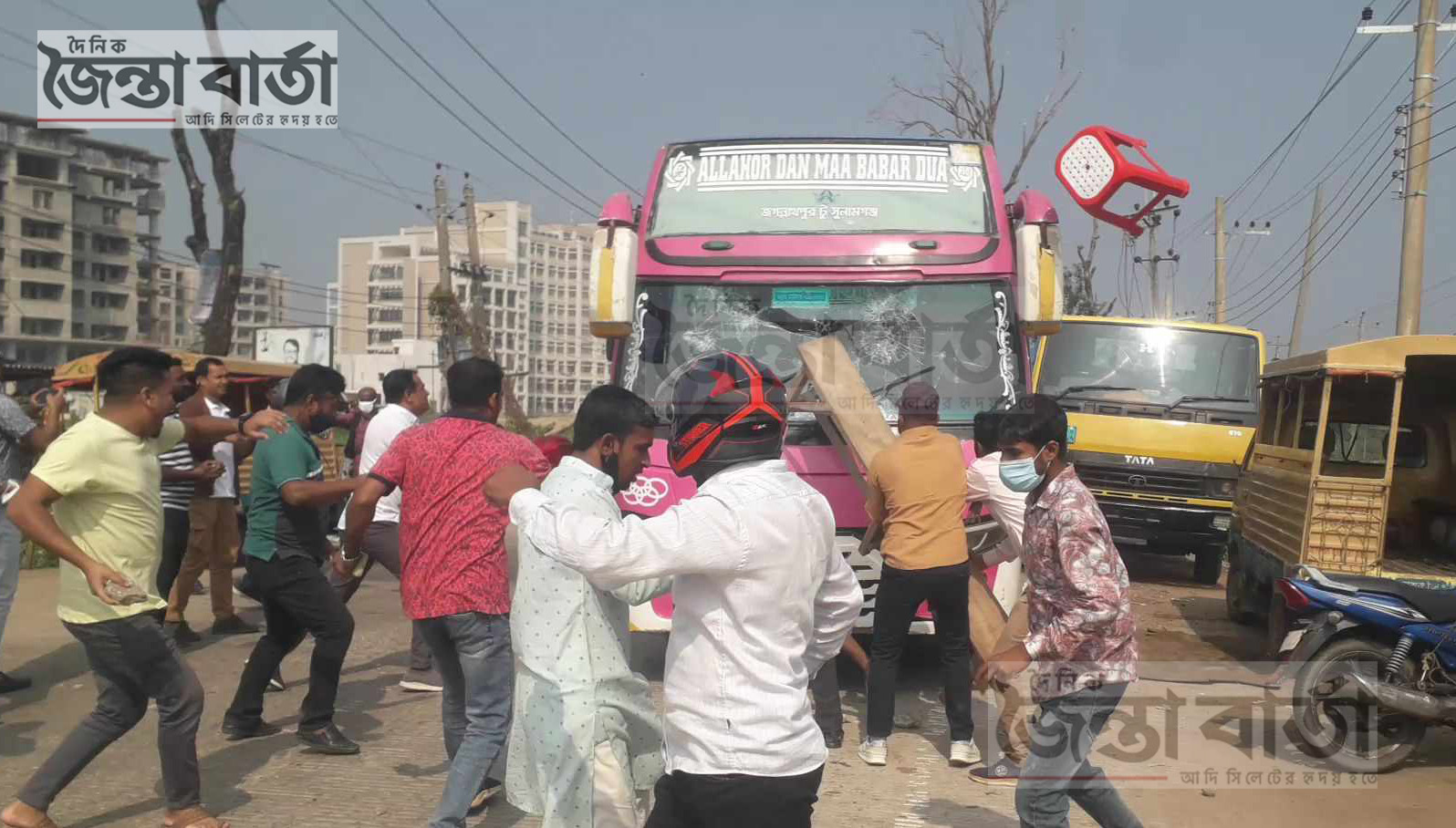 সুনামগঞ্জে দুইটি বাস ও কয়েকটি যানবাহন ভাঙচুর
