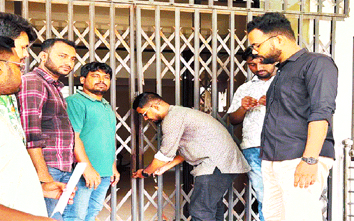 সিকৃবি ভিসির প/দত্যাগ দাবিতে প্রশাসন ভবনে তালা, বি/ক্ষো/ভ
