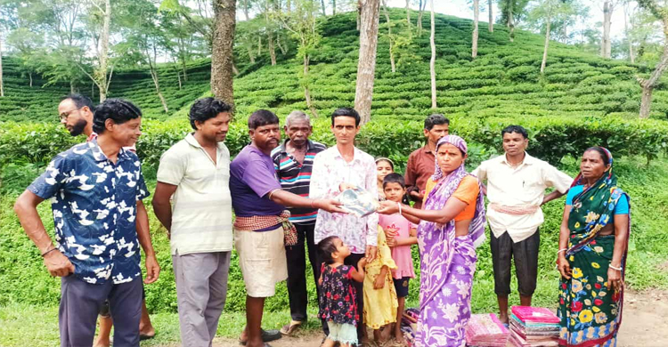 বড়লেখায় শারদীয় দুর্গাপূজা উপলক্ষে চা শ্রমিকদের মাঝে শাড়ি বিতরণ