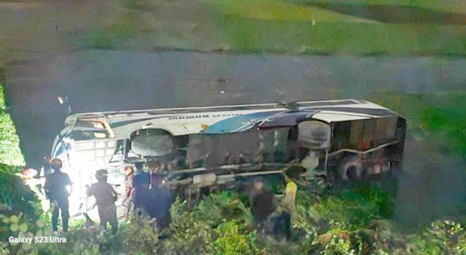 ঢাকা-সিলেট মহাসড়কের মাধবপুরে যাত্রীবাহী বাস নিয়ন্ত্রণ হারিয়ে খাদে আহত ১৬