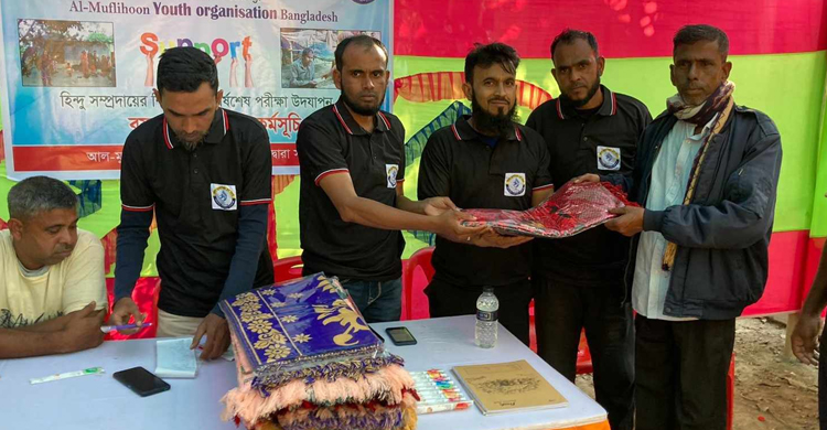 জগন্নাথপুরে হি ন্দু শিক্ষার্থীদের মধ্যে শিক্ষা উপকরণ বিতরণ