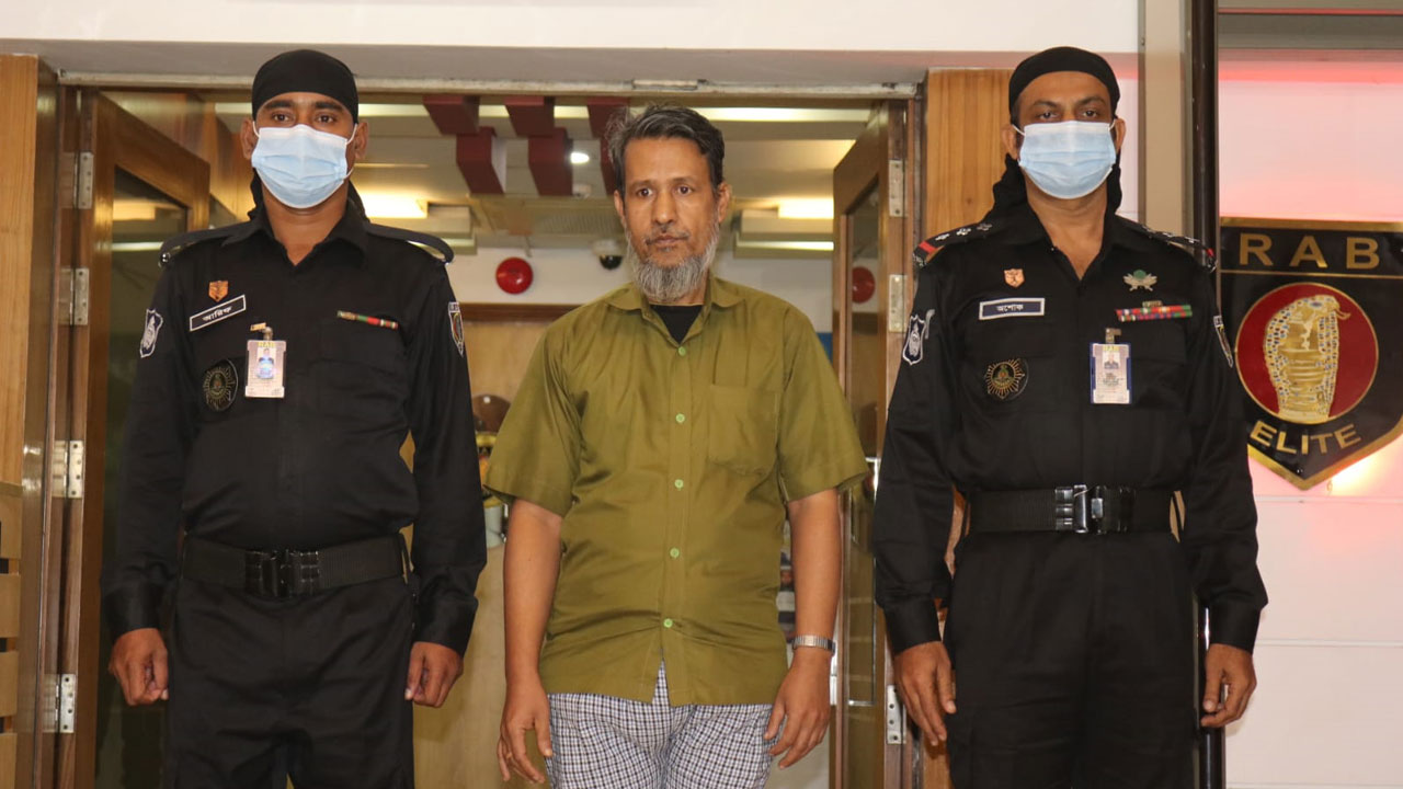 গ্রেপ্তার এড়াতে পরিচয় পাল্টে পলাতক ছিলেন ৩০ বছর