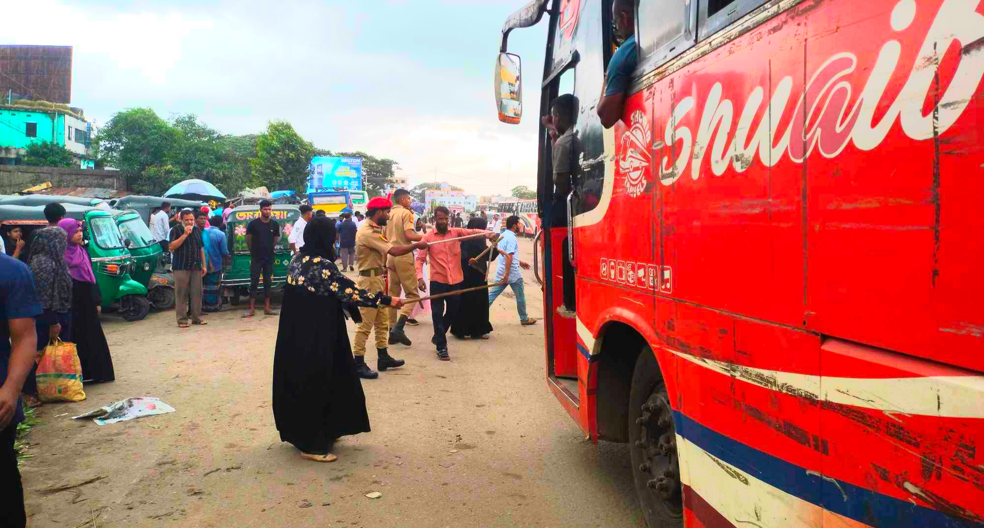মাধবপুরে শিক্ষার্থীরা নিয়ন্ত্রণ করছে ট্রাফিক, পরিষ্কার করছে রাস্তাঘাট 