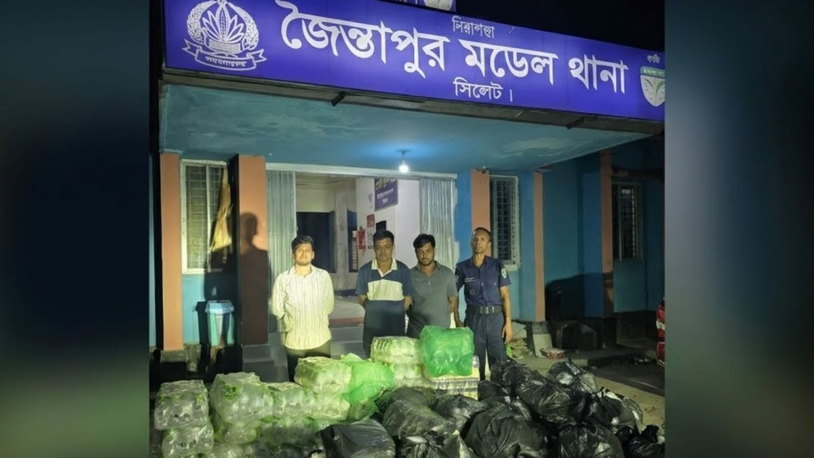 জৈন্তাপুরে বাসে পাওয়া গেল ভা/রতীয় পণ্য, গ্রে/প্তার ৩