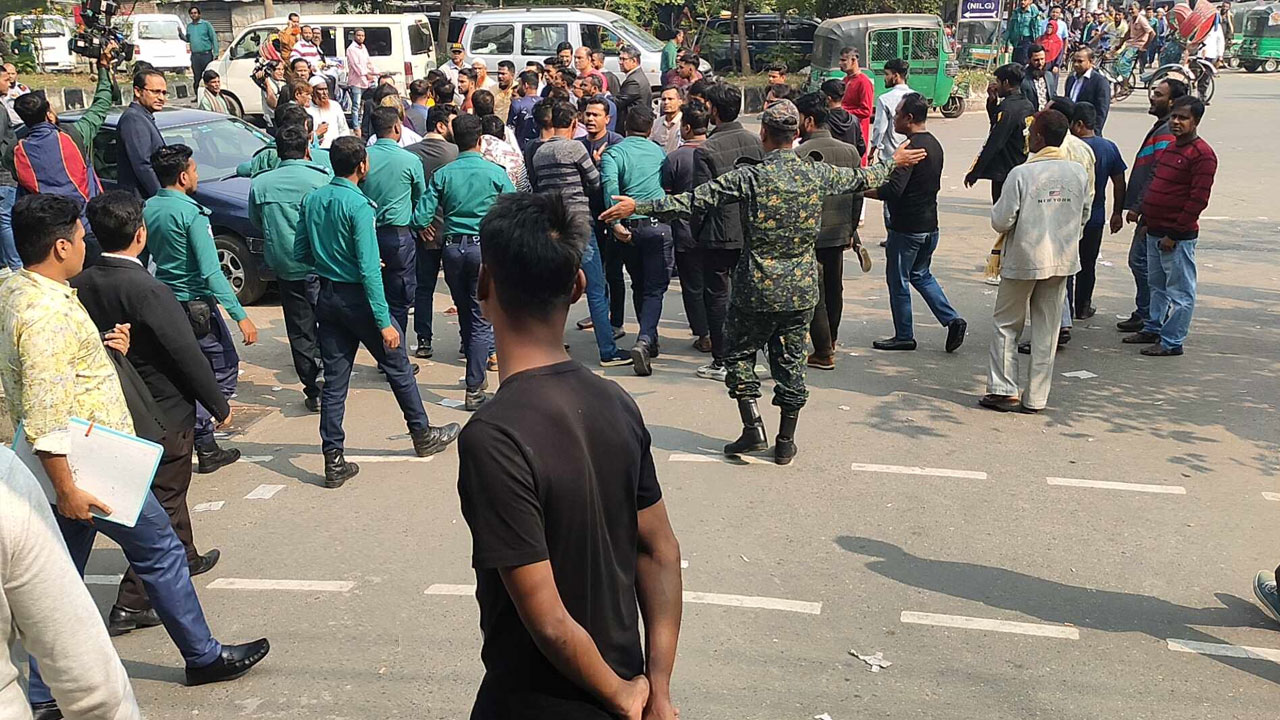 নির্বাচন ভবনের সামনে দু&rsquo;পক্ষের হাতাহাতি, আটক ২