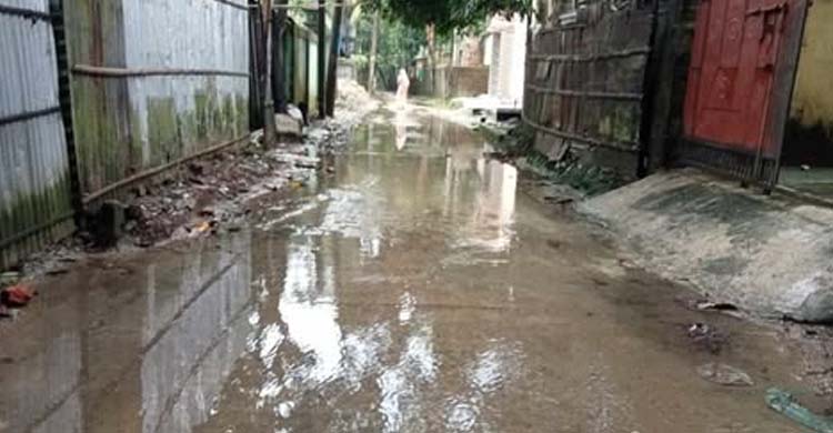 দিরাইয়ে নোংরা পানি মাড়িয়ে যেতে হয় নামাজে
