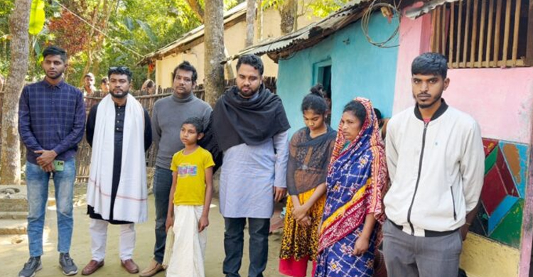 বিএসএফের গুলিতে নিহত চা শ্রমিকের বাড়িতে নাগরিক কমিটির প্রতিনিধি দল
