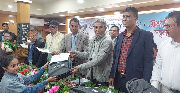 ৮০ জন মেধাবী শিক্ষার্থীদের  শিক্ষা উপকরণ বিতরণ