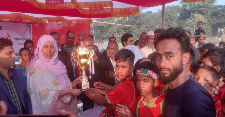 দোয়ারাবাজার উপজেলায় গোল্ডকাপ ফুটবল টুর্নামেন্টে বিজয়ী নরসিংপুর 
